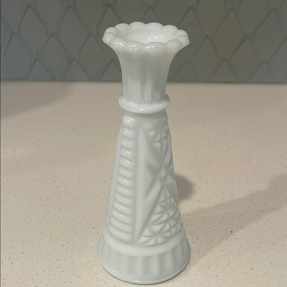 White Vase with Scalloped Rim and Intricate Pattern - Picture 3 of 4